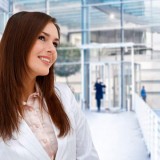 frau-guckt-nach-oben